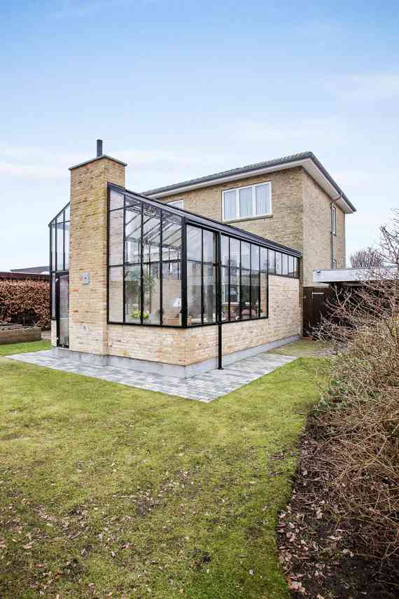 orangeri-vodskov-tilbygning-05-Rasmus-Jensen-ARKITEKT-MAA-gamle-mursten-pejs-drivadan-betongulv-egetræ-eg-terrasse-siddetrappe-glas-drivhus-genbrugsmursten-harmonisk-villa-eksklusiv